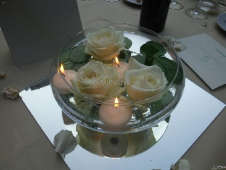 Decorazioni floreali con candele per il matrimonio a Milano