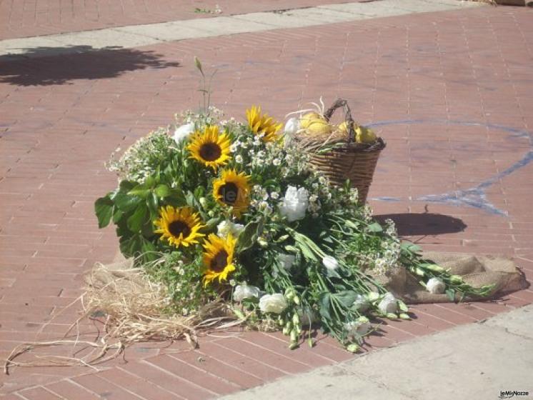 Composizione di girasoli all'uscita della chiesa