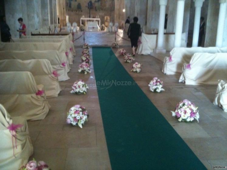 Addobbo della chiesa in bianco e rosa