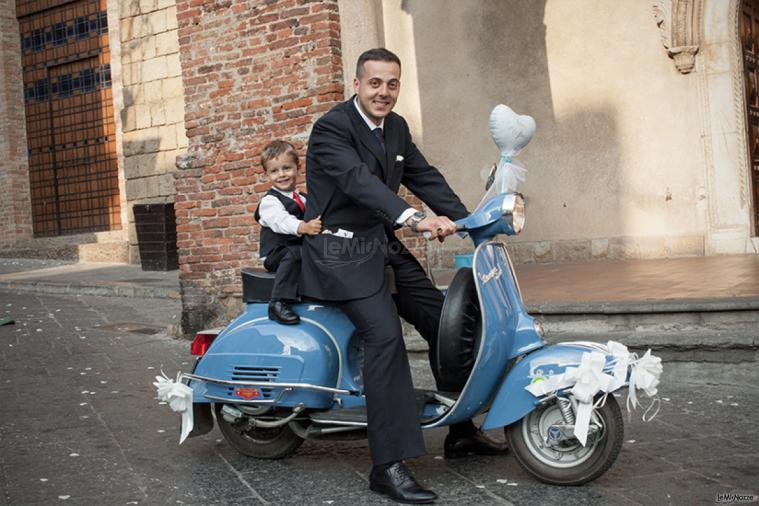 Lo sposo in Vespa!