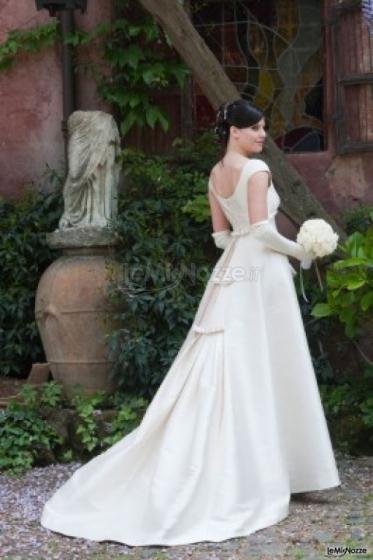 Abito da sposa constrascico e guanti