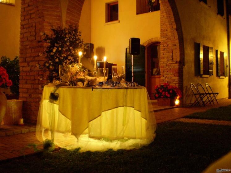 Tavolo illuminato per la confettata di nozze