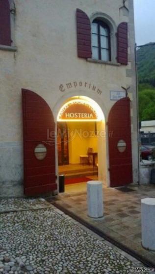 Portone dell'hosteria