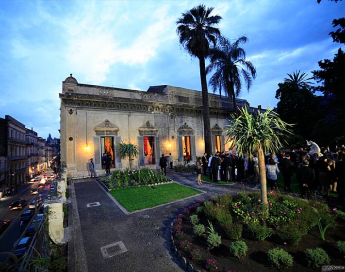 Terrazza esterna con giardino presso la location per ricevimento di matrimonio Palazzo Manganelli