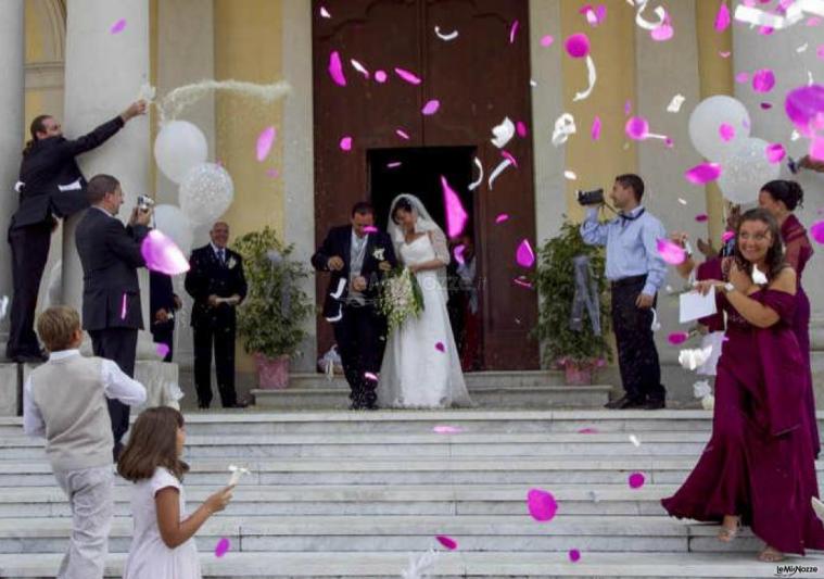 Foto dell'uscita dalla chiesa degli sposi