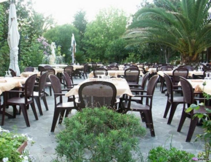 Tavoli in giardino per il ricevimento di matrimonio