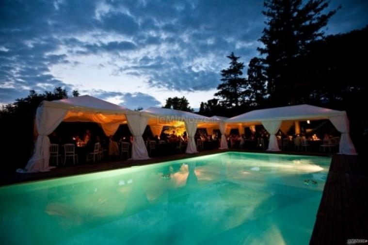 Allestimento bordo piscina per matrimoni