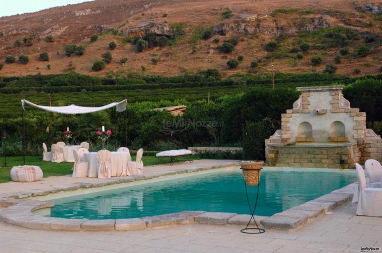 Un matrimonio a bordo piscina