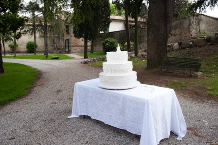 La torta nuziale bianca multipiano