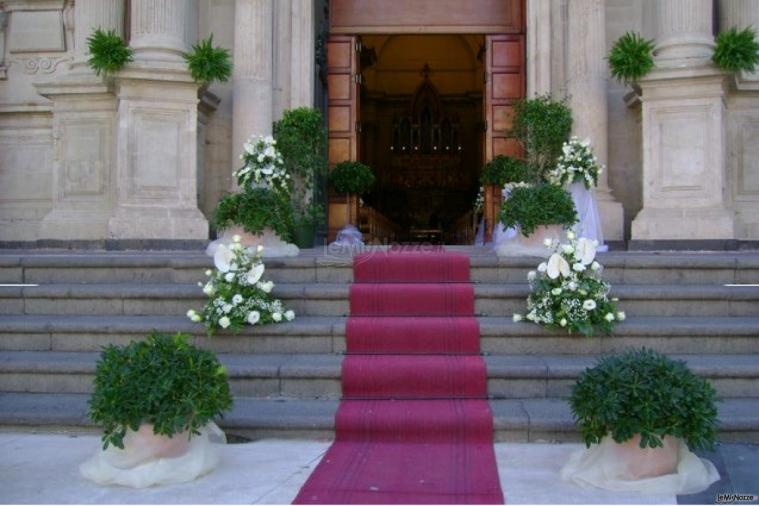 Addobbi floreali per l'entrata in chiesa della sposa