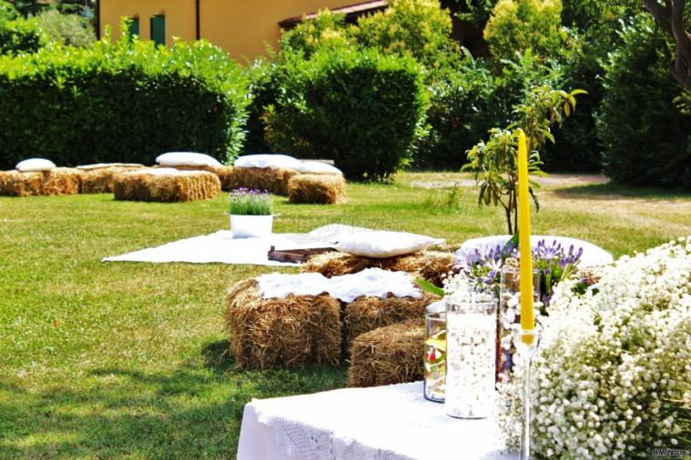 Allestimento del matrimonio in giardino con balle di fieno