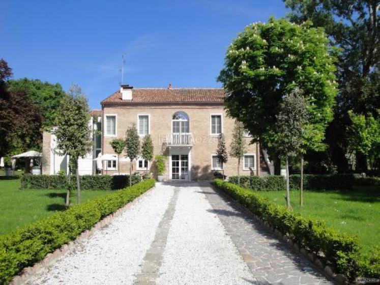 La villa vista dall'esterno, circondata da un magnifico spazio verde