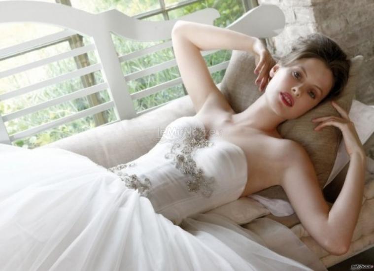 Abito da sposa con applicazioni gioiello sul corpetto - Collezione Atmosfere Provenzali