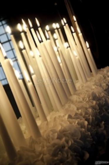 Allestimento con candele della location di matrimonio