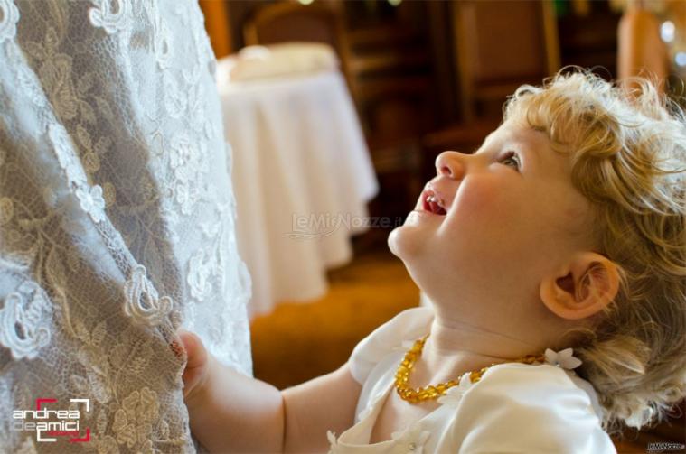 Foto della damigella con l'abito da sposa