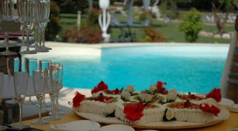 Torta nuziale a bordo piscina