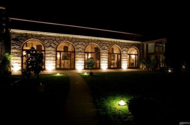 Barchessa illuminata per un matrimonio serale