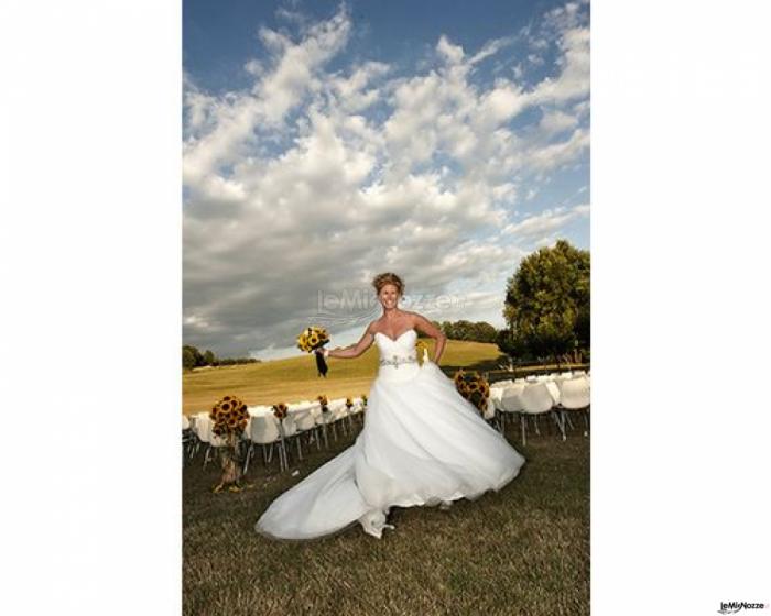 Sposa con bouquet di girasoli