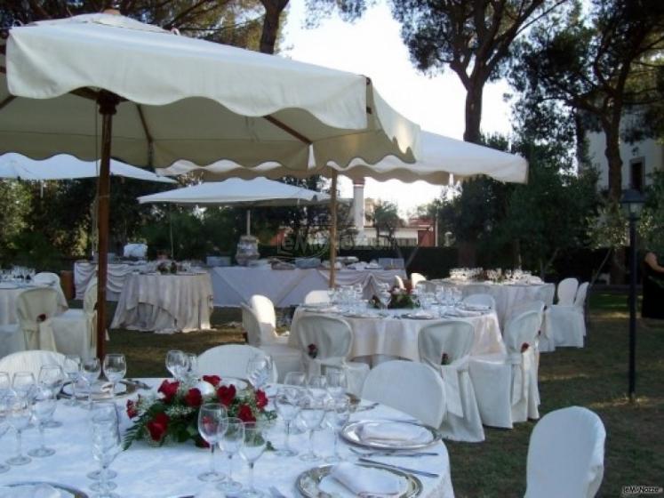 Allestimento del buffet nuziale in giardino