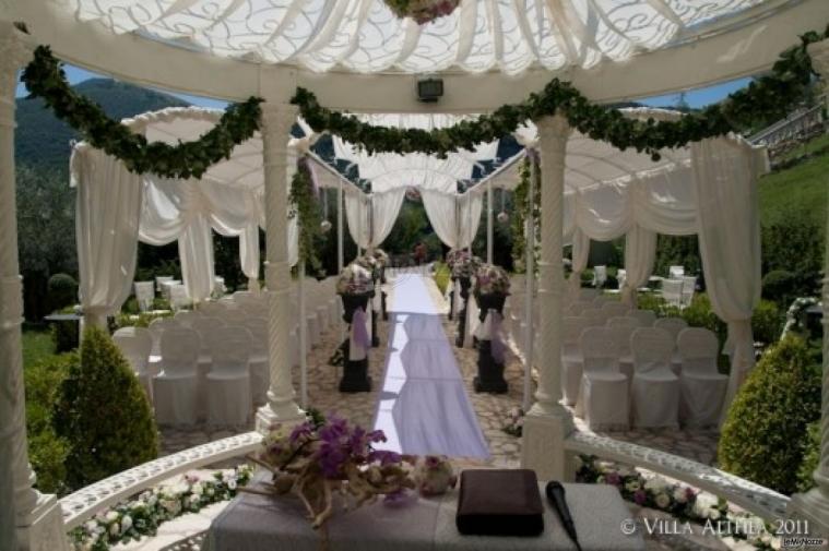 Cerimonia di matrimonio all'americana in giardino