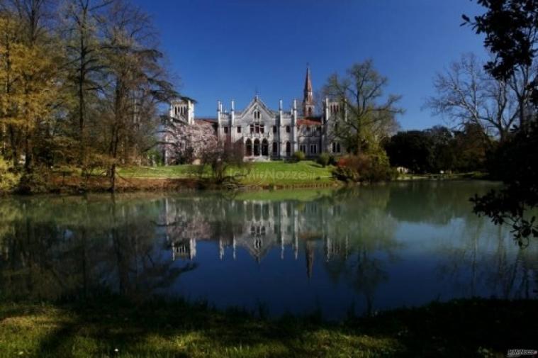 Veduta dal lago della villa per matrimoni