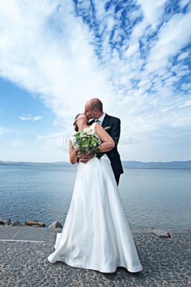 Foto degli sposi in riva al mare