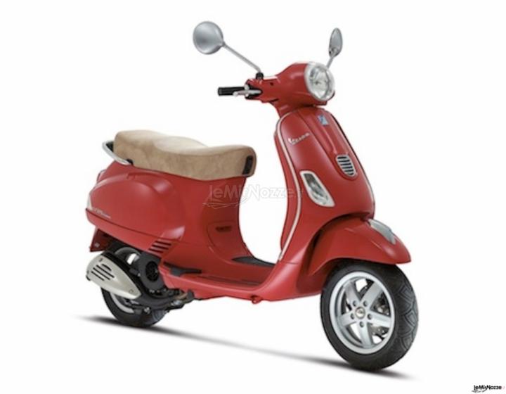 Italian Rent - Vespa colore rosso e bianco per le nozze