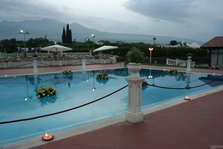 Allestimento della piscina per il matrimonio