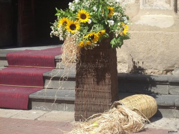 Composizione di girasoli all'uscita della chiesa per il matrimonio