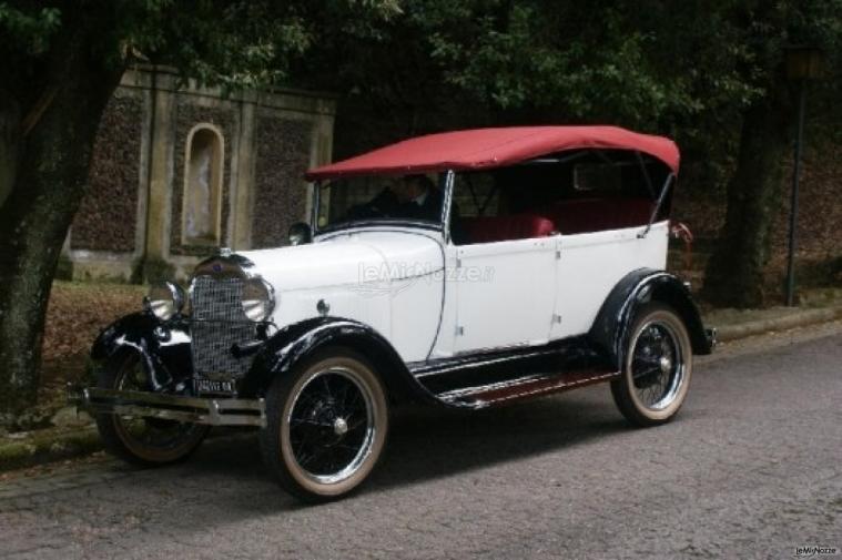 Auto d'epoca per gli sposi