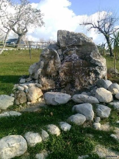 Fontana rocciosa nel giardino del ristorante