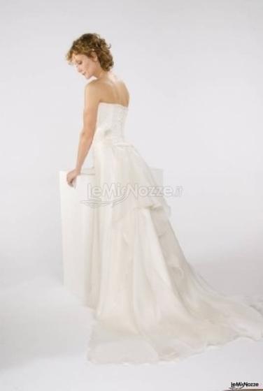 Vestito da sposa con coda lunga