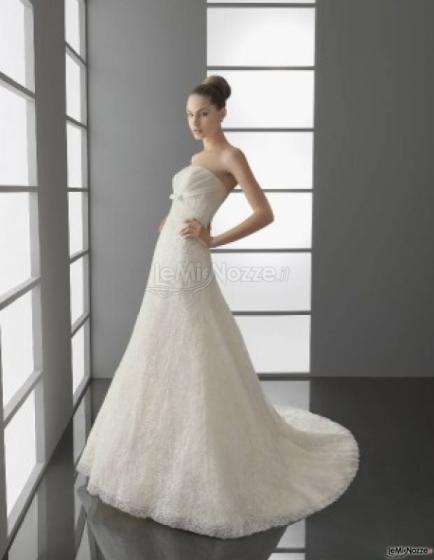 Vestito da sposa senza spalline e gonna ricamata