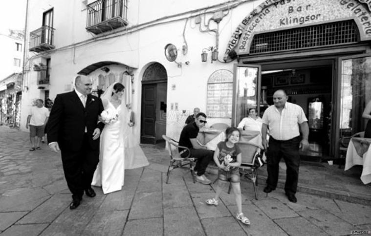 Foto in stile reportage della sposa con il padre