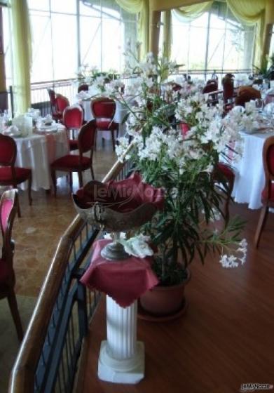 Allestimento della sala per il matrimonio