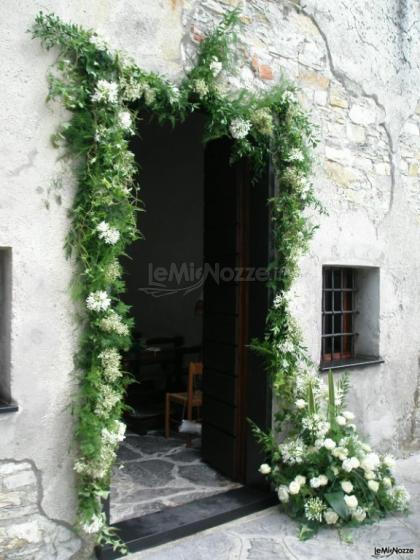 Arco di fiori all'uscita della chiesa