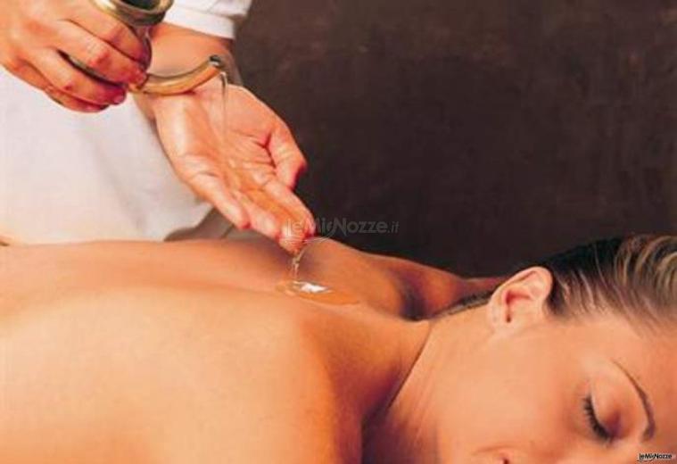 Massaggi con olii speciali per il benessere degli sposi