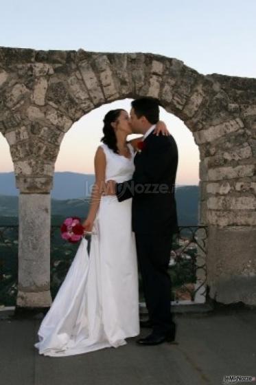 Foto bacio sposi alla location di matrimonio