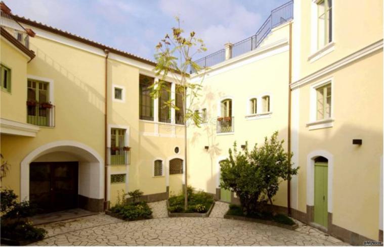 Cortile rustico dell'agriturismo per ricevimento di matrimonio presso Lentini (Siracusa)