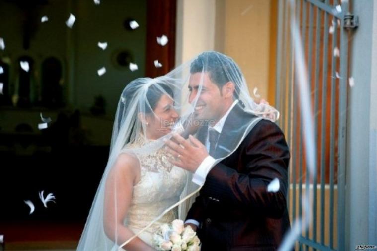 Sposi all\'uscita della cerimonia di matrimonio