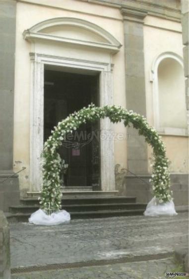 Arco floreale per l'entrata degli sposi in Chiesa