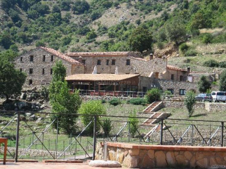 Esterno con parco presso l'agriturismo per ricevimento di matrimonio Masseria Rocca di Gonato