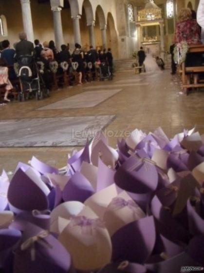 Coni porta riso viola per la cerimonia di matrimonio