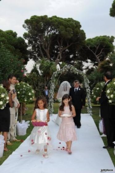 Cerimonia di matrimonio nel parco della location di nozze