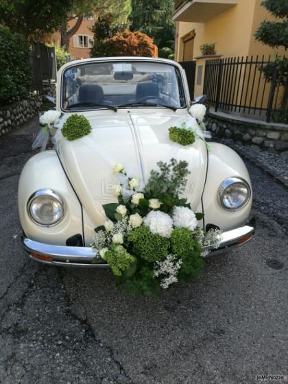 Noleggiami Maggiolini & Co - Addobbo floreale in lilla con fiori bianchi