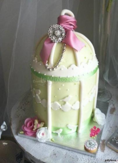 Torta a forma di gabbia per uccellini dallo stile shabby chic