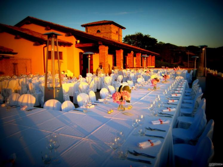 Tavoli imbanditi nel giardino esterno della tenuta