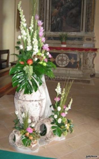 Allestimento con vasi e anfore per la cerimonia in chiesa