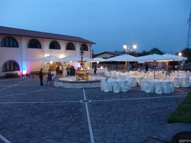 Ricevimento di matrimonio nella piazzetta con la fontana