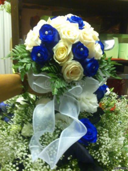 Bouquet con rose blu e bianche